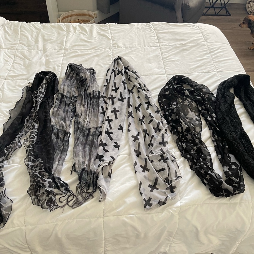 Scarves bundle black and white